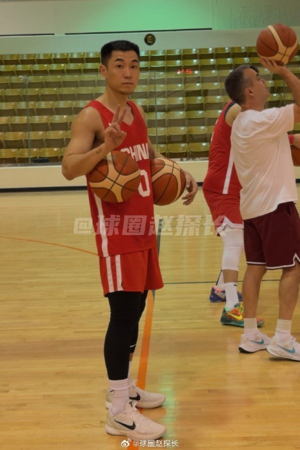 媒体人晒中国男篮练习  照：今天依旧在吉达联合的俱乐部内准备比赛